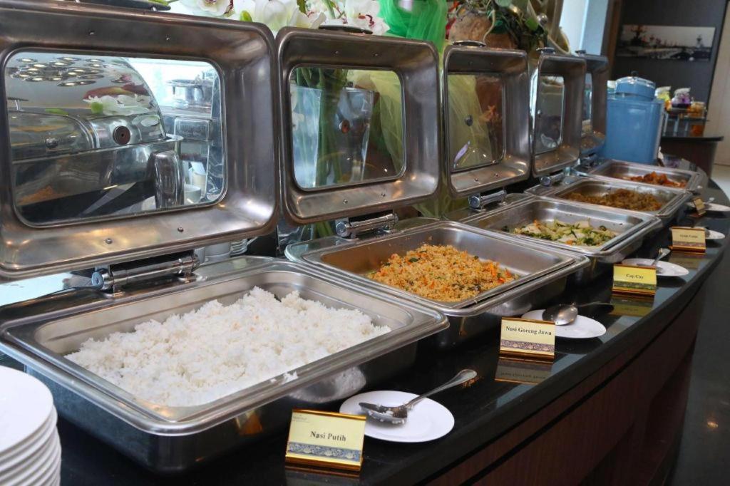 Golden Tulip Galaxy Hotel Banjarmasin Exterior foto