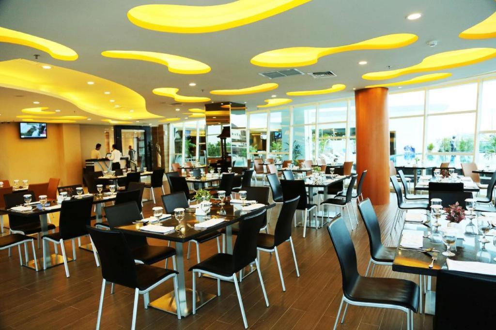 Golden Tulip Galaxy Hotel Banjarmasin Exterior foto