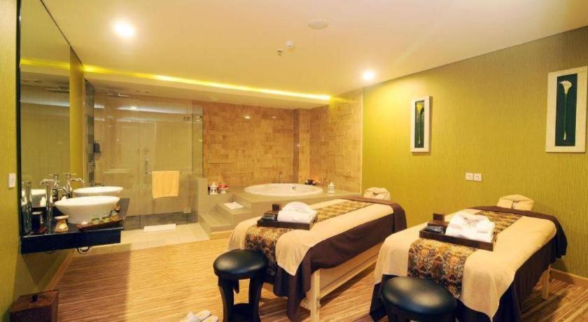 Golden Tulip Galaxy Hotel Banjarmasin Exterior foto