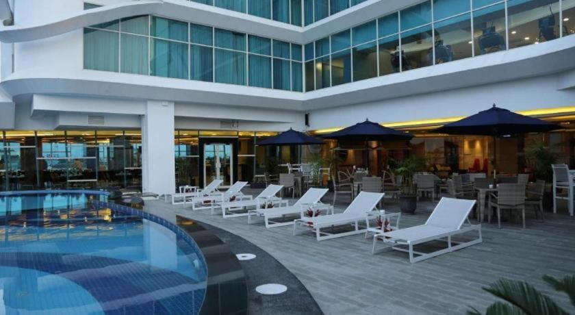Golden Tulip Galaxy Hotel Banjarmasin Exterior foto