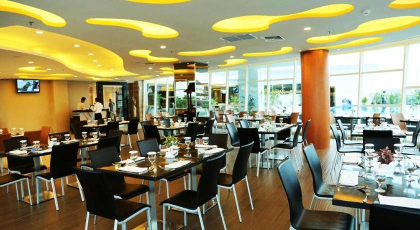 Golden Tulip Galaxy Hotel Banjarmasin Exterior foto