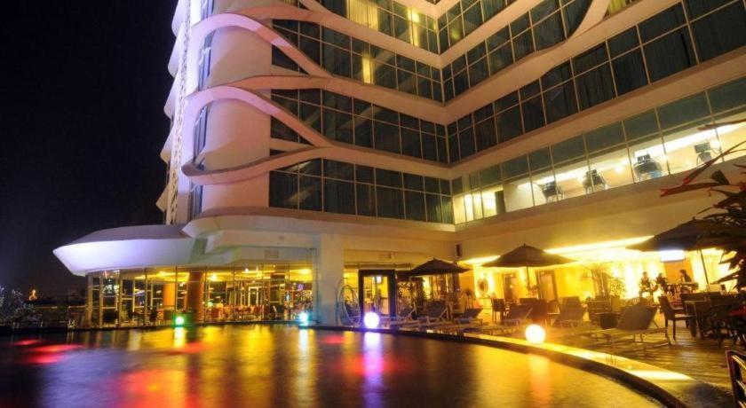 Golden Tulip Galaxy Hotel Banjarmasin Exterior foto