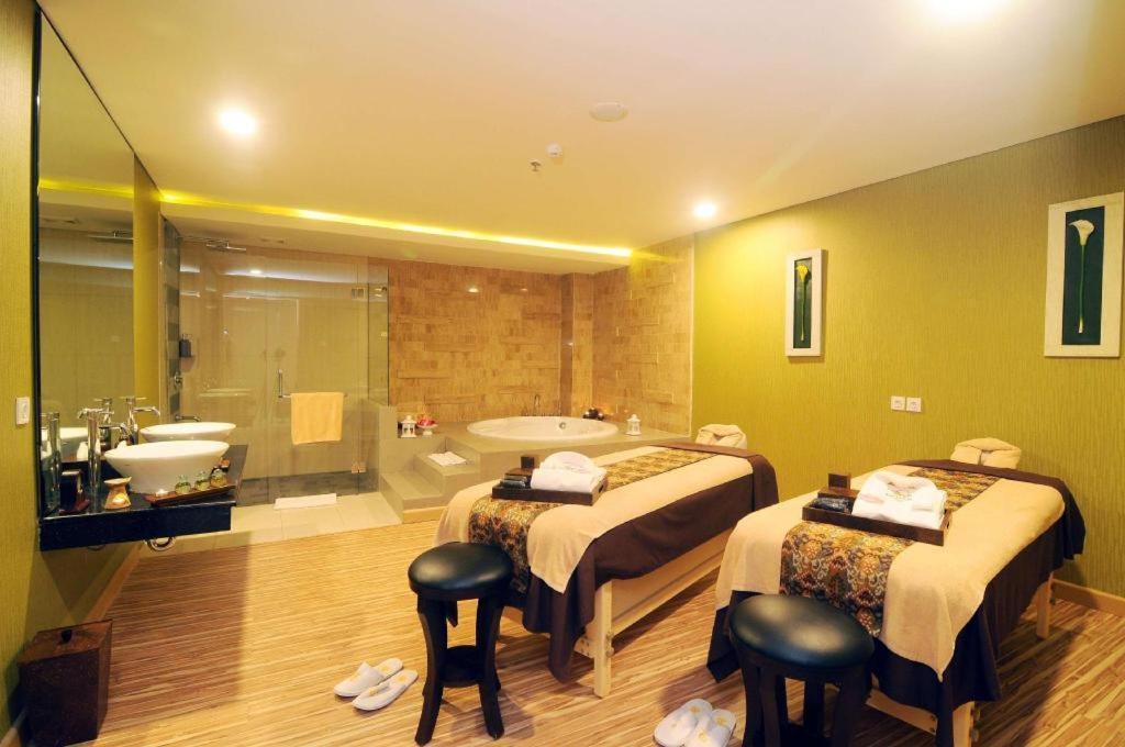 Golden Tulip Galaxy Hotel Banjarmasin Exterior foto